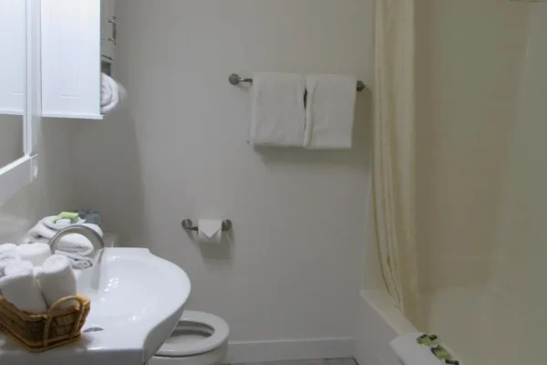 View of the bathroom with tub/shower