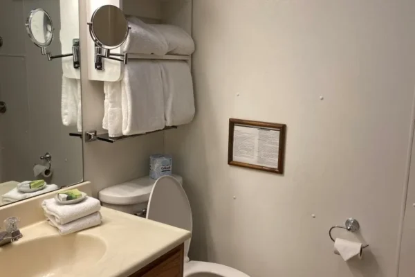 View of the bathroom with tub/shower